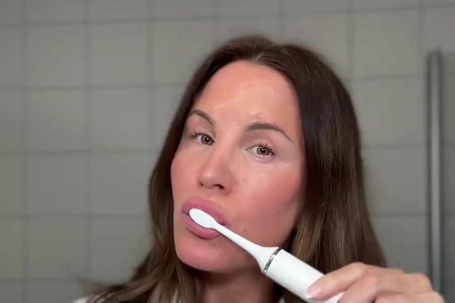 Melina Galant brushing with the Sonic