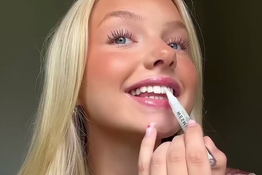 Ella Holmberg brushing the gel on with the pen